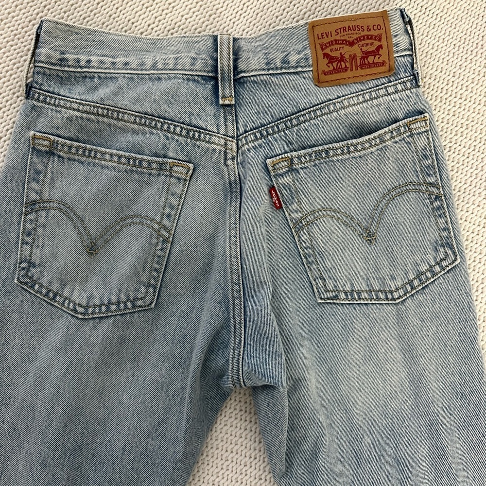 Levi's Light Wash Distressed Wedgie Straight Leg Jeans Size 24 - Picture 8 of 10